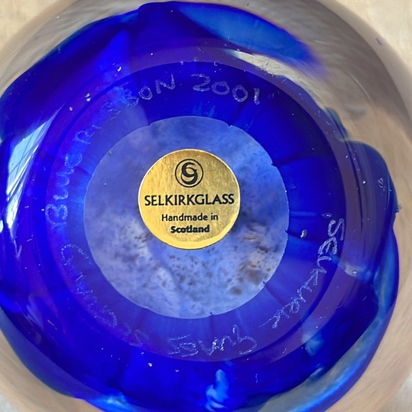 Signed hand blown Selkirk Glass Scotland Blue Ribbon paperweight 2001 - Picture 9 of 11